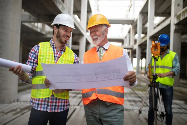 Gruppe Von Bauingenieuren Die Auf Der Baustelle Und Der Bauleitung — Stockfoto