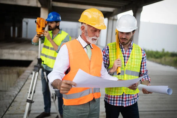 Grupp Byggingenjörer Som Arbetar Byggarbetsplats Och Ledning Byggarbetsplatsen — Stockfoto