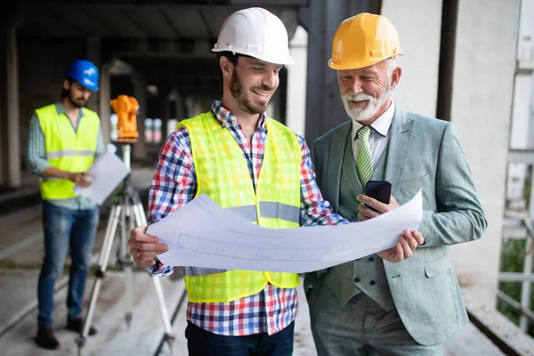 在建筑工地讨论和工作的工程师 工头和工人 — 图库照片