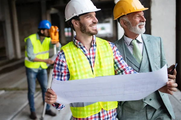 Konstruktionsingenjörer Diskuterar Med Arkitekter Byggarbetsplatsen Eller Byggarbetsplatsen — Stockfoto