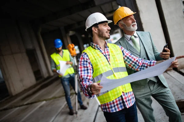 Discussão Engenheiros Construção Com Arquitetos Canteiro Obras Canteiro Obras — Fotografia de Stock