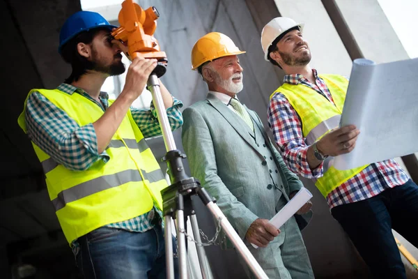 Ingenjör Förman Och Arbetstagare Diskuterar Och Arbetar Byggarbetsplatsen — Stockfoto