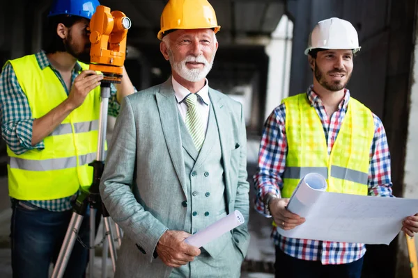 Självsäkert Team Arkitekter Och Ingenjörer Som Arbetar Tillsammans Modern Byggarbetsplats — Stockfoto