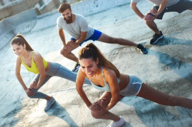 Spor egzersiz yaparken atletik genç insanlar grubu. Spor açık havada