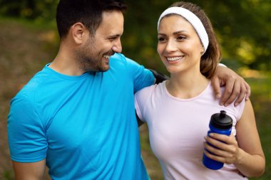 Gençler dışarıda koşuyor. Doğada egzersiz koşucular Çift veya arkadaşlar