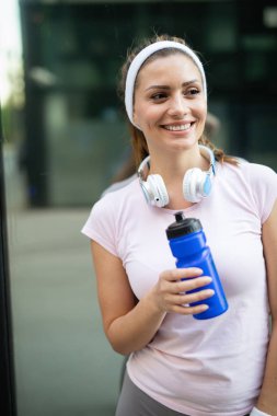 Sportif kız a kırılmak--dan egzersiz yapma.