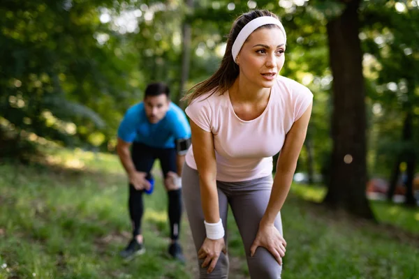 Fitness Egzersiz Açık Havada Çalışan Sonra Yorgun Sportif Çift Koşucular — Stok fotoğraf