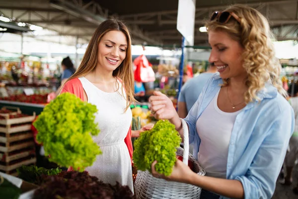 Jovens Mulheres Felizes Comprando Mercado Legumes Frutas Saudáveis — Fotografia de Stock