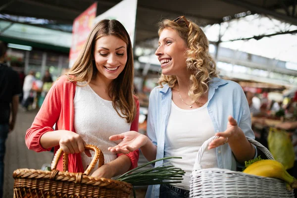 Νέοι Ευτυχισμένοι Υγιείς Γυναίκες Shopping Λαχανικά Και Φρούτα Στην Αγορά — Φωτογραφία Αρχείου