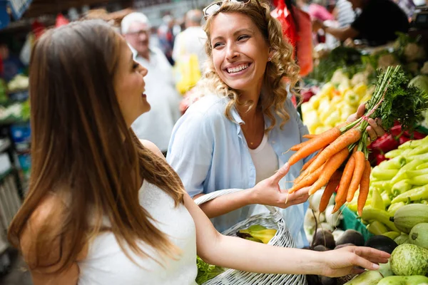 Jeunes Femmes Heureuses Amis Baying Légumes Fruits Sur Marché — Photo