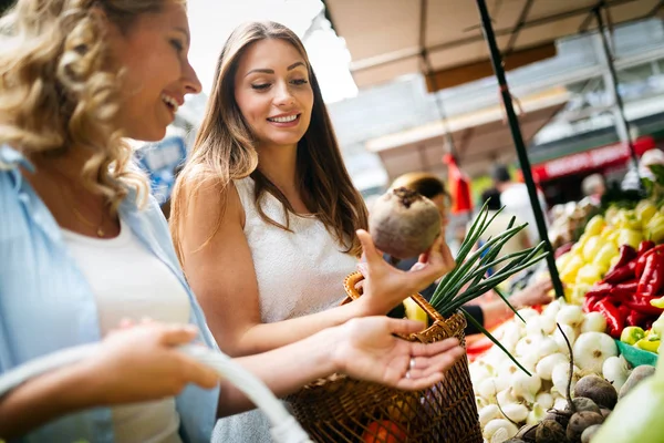 Gelukkige Vrouwen Die Groenten Fruit Kopen Lokale Voedselmarkt — Stockfoto