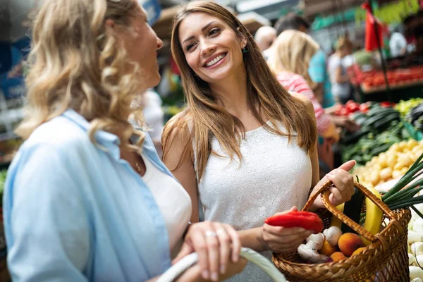 Jong Gelukkig Gezonde Vrouwen Winkelen Groenten Fruit Markt — Stockfoto