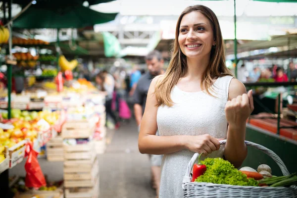 Jovem Mulher Feliz Compras Comida Saudável Mercado — Fotografia de Stock