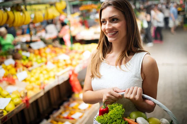 Krásná Mladá Žena Nakupuje Zeleninu Ovoce Trhu — Stock fotografie