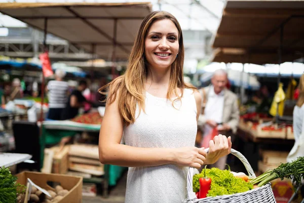 Foto Van Gelukkige Vrouw Marketplace Kopen Van Groenten — Stockfoto