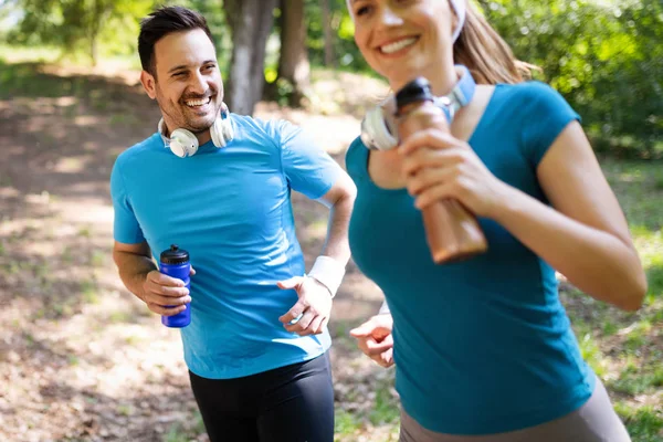 Feliz Casal Correndo Exercitando Juntos Parque — Fotografia de Stock