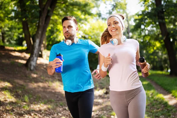 Para Jogging Bieganie Zewnątrz Przyrodzie Wykonując Razem — Zdjęcie stockowe