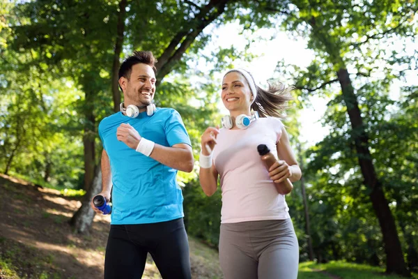 Jovens Correr Livre Casal Amigos Corredores Exercendo Natureza — Fotografia de Stock