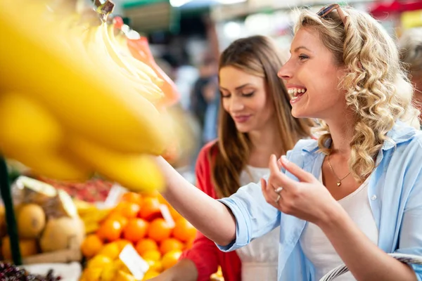 Jovens Mulheres Felizes Amigos Baying Legumes Frutas Mercado — Fotografia de Stock