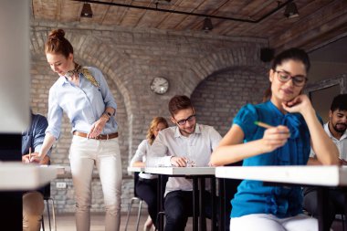 Sunum sırasında yazılım mühendisliği ve iş öğrenen başarılı mutlu öğrenci grubu