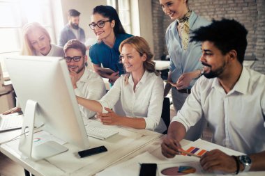 Modern ofisteki mutlu yaratıcı takım. İş, girişim, tasarım, insanlar ve takım çalışması kavramı