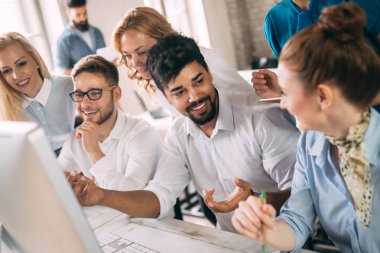 Genç girişimci ofiste yeni bir girişim projesiyle çalışıyor. Takım çalışması süreci.