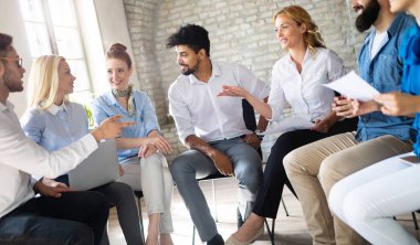 Bir grup genç iş adamı ve tasarımcı. Yeni proje üzerinde çalışıyorlar. Başlangıç konsepti..