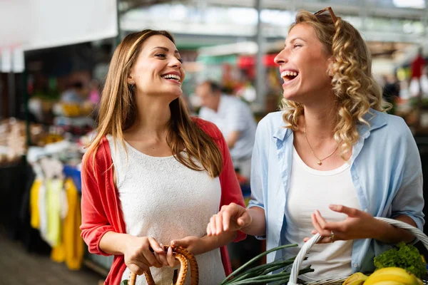 Jovens Mulheres Felizes Amigos Baying Legumes Frutas Mercado — Fotografia de Stock