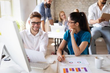 Modern ofiste başarılı bir iş grubu.