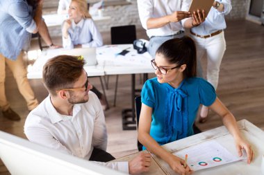 Modern ofisteki mutlu yaratıcı takım. İş, girişim, tasarım, insanlar ve takım çalışması kavramı