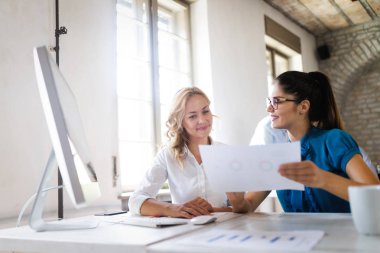 Genç girişimci ofiste yeni bir girişim projesiyle çalışıyor. Takım çalışması süreci.