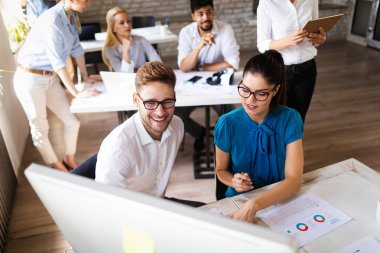Bir grup genç iş adamı toplantı yapıyor. Ofisteki toplantıda gülümseyen bir grup genç tasarımcı..