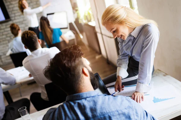 Succesvolle Gelukkige Groep Studenten Die Software Engineering Business Leren Tijdens — Stockfoto