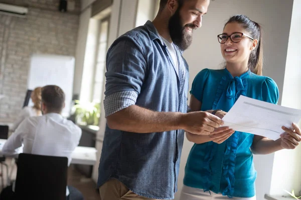 Les Jeunes Entrepreneurs Travaillent Avec Nouveau Projet Démarrage Bureau Processus — Photo