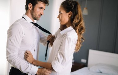 Seksi kadın ve erkek yatakta dominant oyunları oynuyorlar.