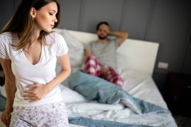 Adet gören genç bir kız adet sancısı çekiyor.