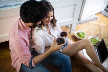 Güzel genç aşıklar evde sevgi ve şefkatle kucaklaşıyorlar.