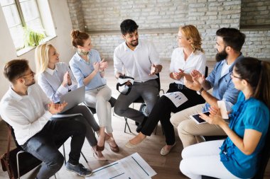 Girişim ekibi, modern ofis içi beyin fırtınası ve çalışan bilgisayar konularında görüştü