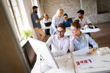 İş, teknoloji ve insan kavramı - ofiste kullanıcı arayüzü üzerinde çalışan yaratıcı ekip veya tasarımcılar