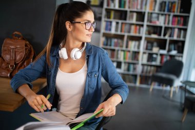 Güzel öğrenci kız okuyan ve sınav için öğrenme