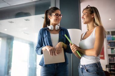 Üniversitede birlikte okuyan mutlu genç üniversite arkadaşları