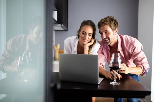 Sorridente Coppia Felice Utilizzando Computer Portatile Casa — Foto Stock