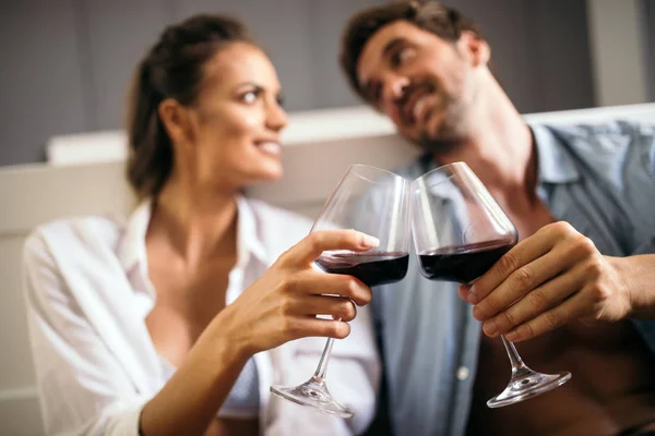 Hermosa Pareja Está Sonriendo Hablando Abrazando Mientras Pasan Tiempo Juntos — Foto de Stock