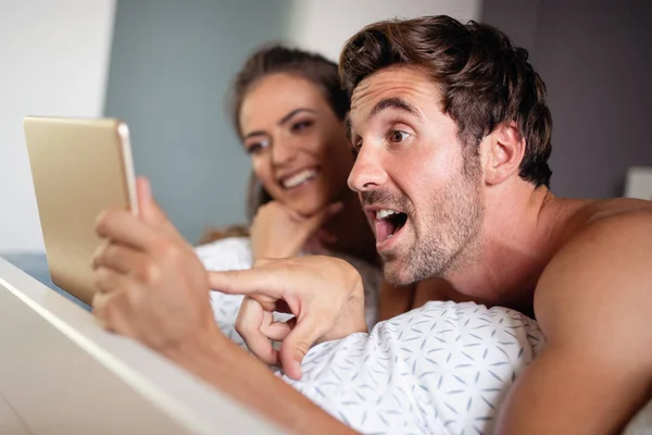 Gelukkige Paar Verliefd Met Behulp Van Tablet Pyjama Thuis — Stockfoto