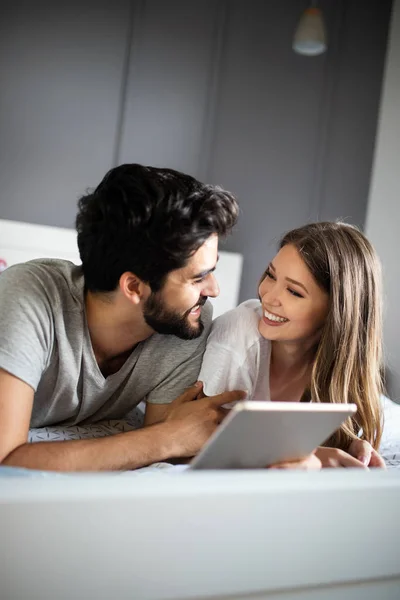 Pareja Feliz Enamorada Usando Tableta Pijama Casa — Foto de Stock