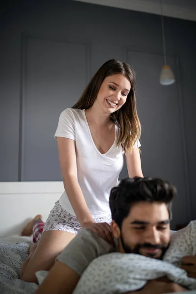 Joyeux Jeune Couple Faisant Massage Maison — Photo