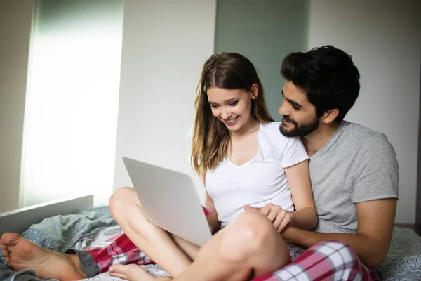 Casal Jovem Relaxante Casa Com Laptop Amor Felicidade Pessoas Conceito — Fotografia de Stock
