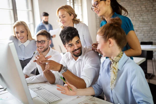 Ofisteki iş projesinde çalışan yaratıcı genç iş adamları
