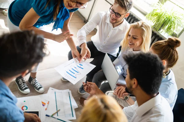 Erfolgreiche Glückliche Studentengruppe Die Während Der Präsentation Software Engineering Und — Stockfoto