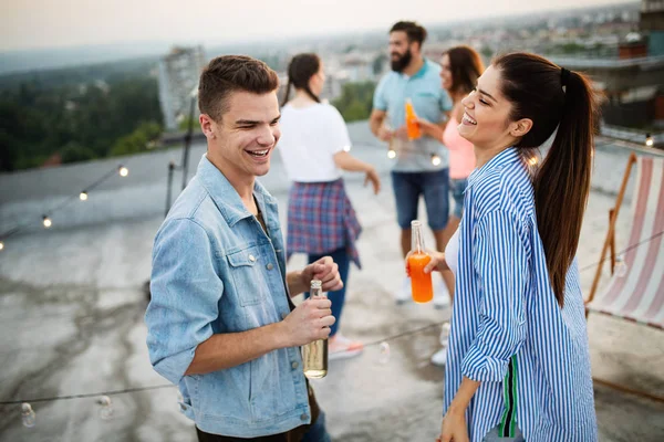 Joyeux Jeune Couple Appréciant Les Boissons Fête Balcon — Photo